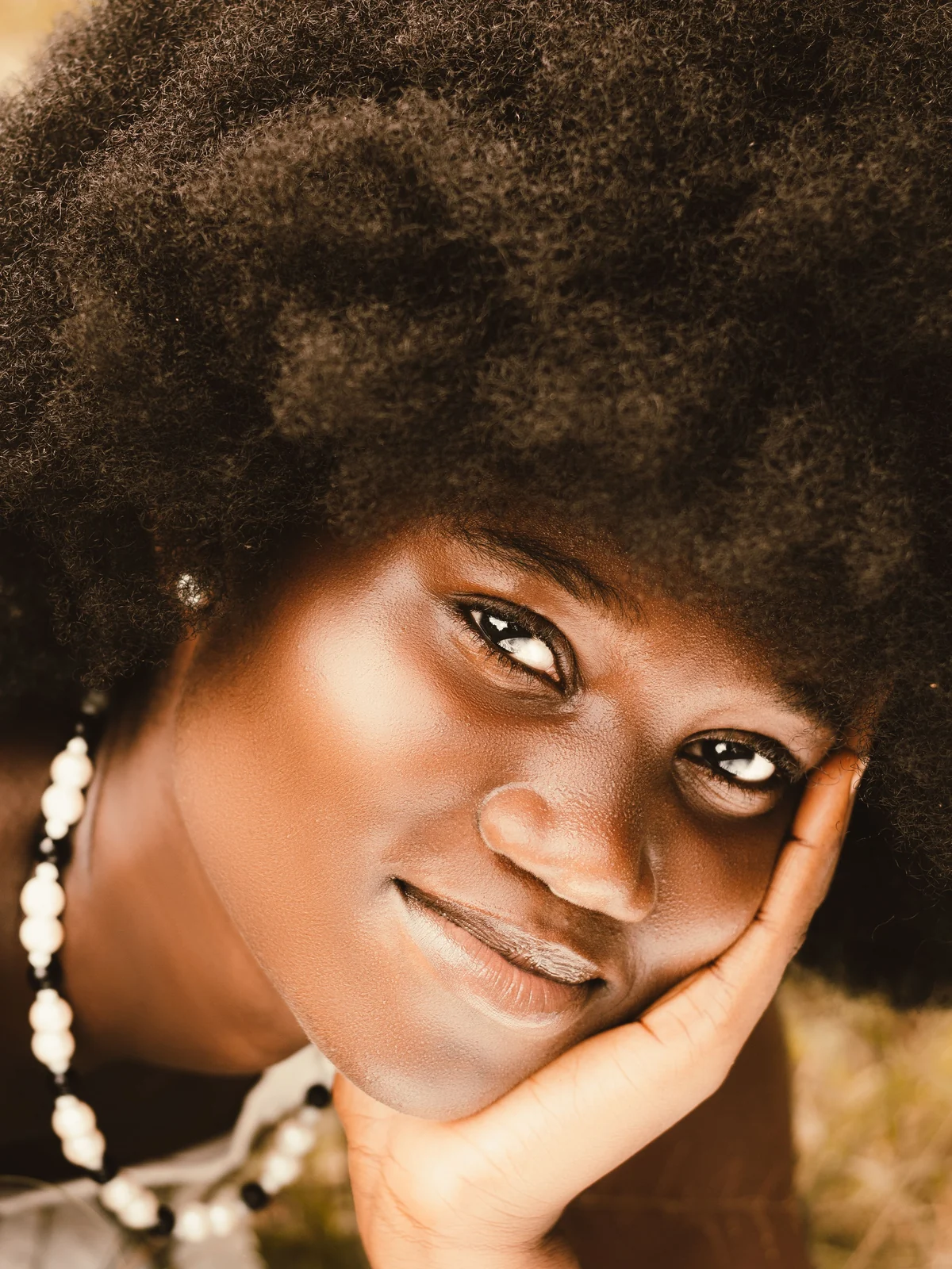 Retrato de mulher adulta com cabelo afro