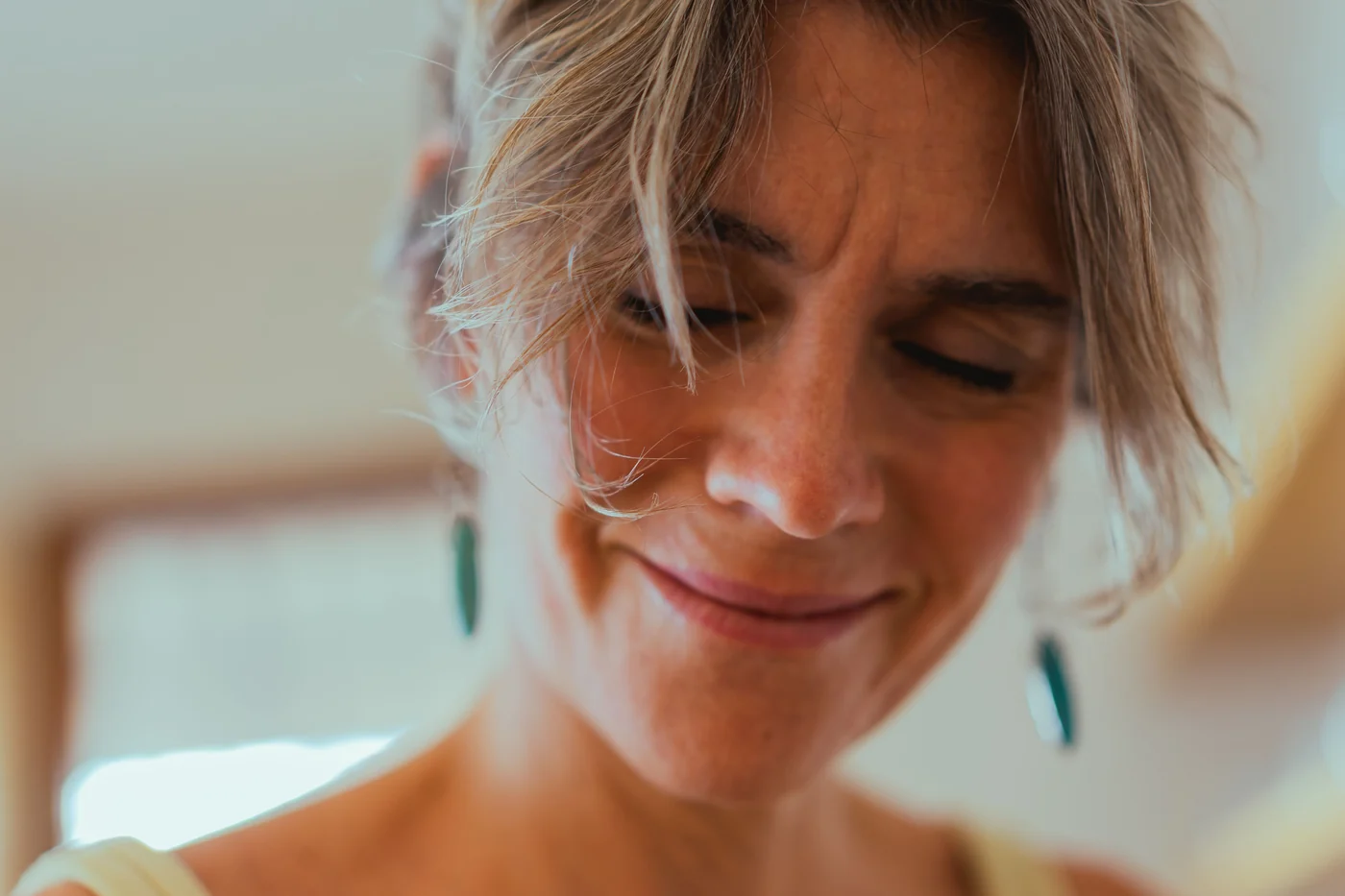 Retrato de mulher adulta de pele média sorrindo
